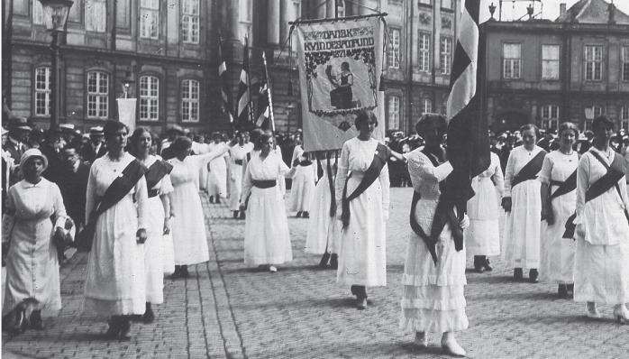 Foto af danske kvinders valgretsoptog d. 5. juni 1915