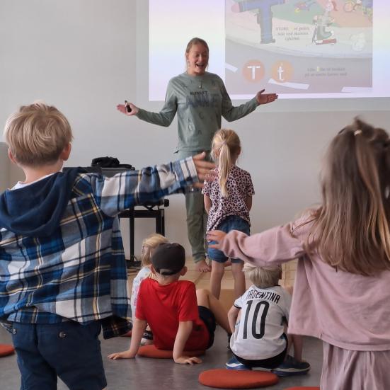 Bogstavyoga på Næstved Bibliotek.