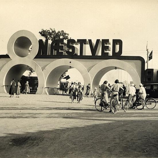 Næstveds 800 års jubilæum i 1935, hovedindgangen til Den Hvide By. Fotokreditering: Throatwobler, Wikimedia Commons.