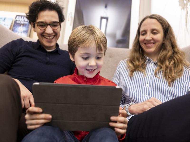 Barn bruger en tablet. Fotokreditering: Nikolai Linares for Centralbiblioteket.