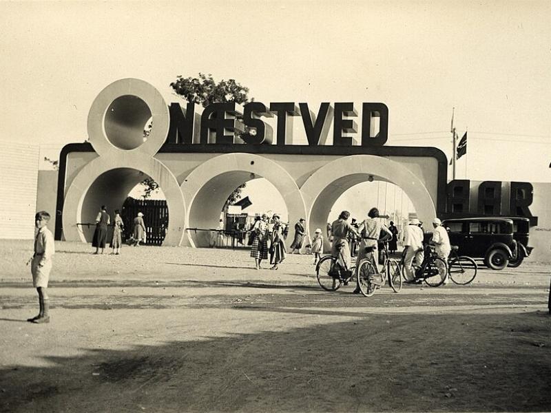 Næstveds 800 års jubilæum i 1935, hovedindgangen til Den Hvide By. Fotokreditering: Throatwobler, Wikimedia Commons.