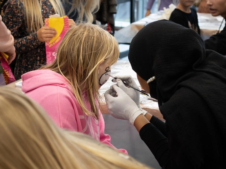 Ansigtsmaling til Kulturnatten på Næstved Bibliotek 2023.